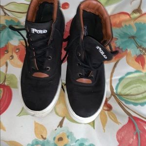 An pair shoes sneakers